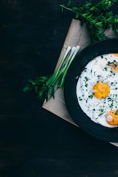 Uova fritte in padella di ghisa — Foto Stock