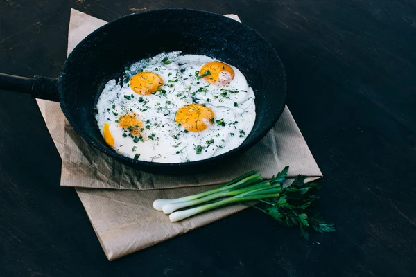 Fried eggs in cast iron frying pan — Stock Photo, Image