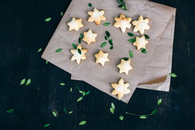 ahşap masa üzerinde yıldız kurabiye