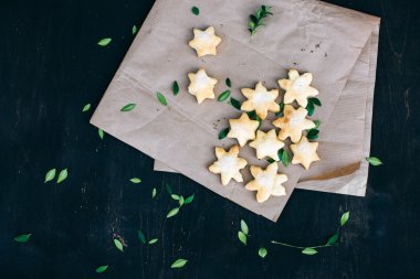 ahşap masa üzerinde yıldız kurabiye