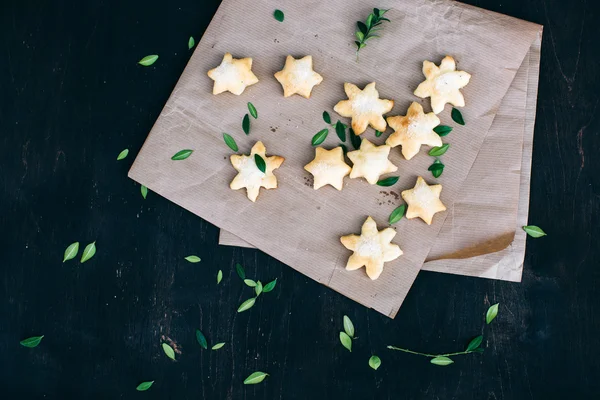 Ciasteczka gwiazd na stół z drewna — Zdjęcie stockowe