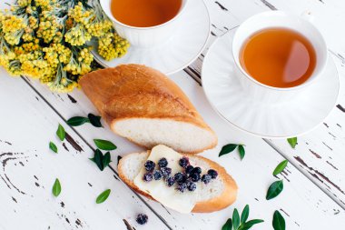 Bitki çayı ve tereyağı ve yaban mersini ile ekmek ile diyet Kahvaltı