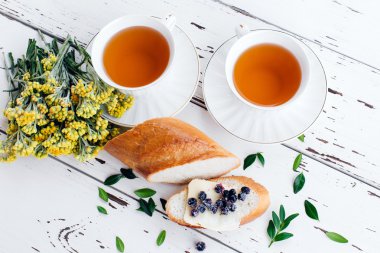 Bitki çayı ve tereyağı ve yaban mersini ile ekmek ile diyet Kahvaltı