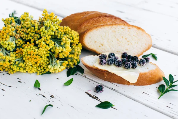 Diet frukost med örtte och bröd med smör och blåbär — Stockfoto