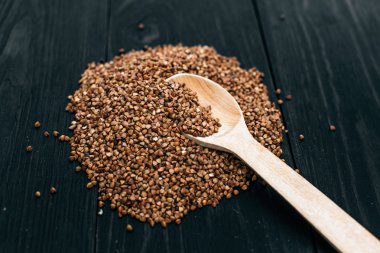 karabuğday kabuğu çıkarılmış ve kaşık 