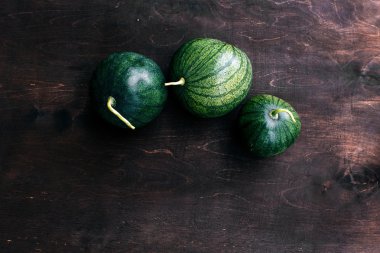 küçük karpuz tam ahşap masanın üstüne koy