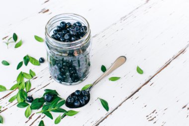 Taze yaban yaban mersini çöl ahşap arka plan üzerinde Üstten Görünüm