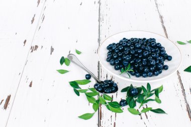 Taze yaban yaban mersini çöl ahşap arka plan üzerinde Üstten Görünüm