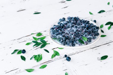 Ahşap arka plan üzerinde taze yaban yaban mersini çöl şeker ile Üstten Görünüm