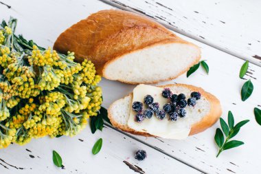 Diyet kahvaltı bitki çayı ve somun ile yaban mersini ve tereyağı ile