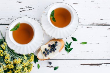 Bitki çayı ve tereyağı ve yaban mersini ile ekmek ile diyet Kahvaltı