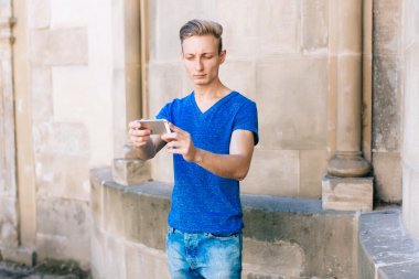 Cep cep telefonu sokakta genç adam