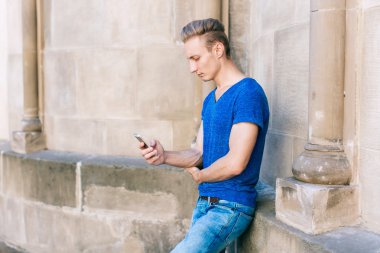 Cep cep telefonu sokakta genç adam
