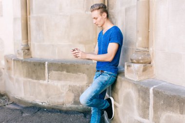 Cep cep telefonu sokakta genç adam