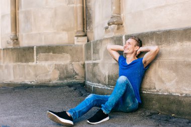 Çekici mavi gözlü, sarışın genç adam sokakta