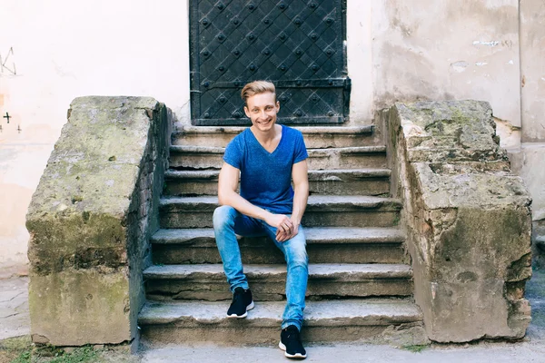 Attractive blue eyed, blond young man on the street — Stock Photo, Image