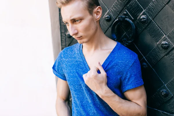Attractive blue eyed, blond young man on the street — Stock Photo, Image