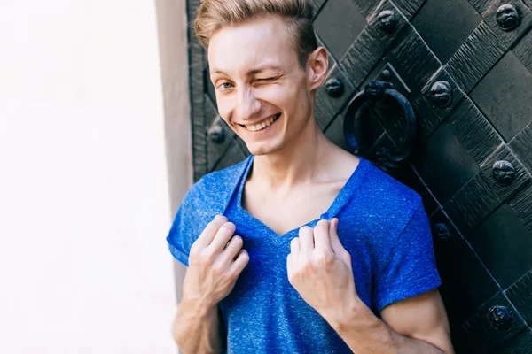 Attractive blue eyed, blond young man on the street — Stock Photo, Image