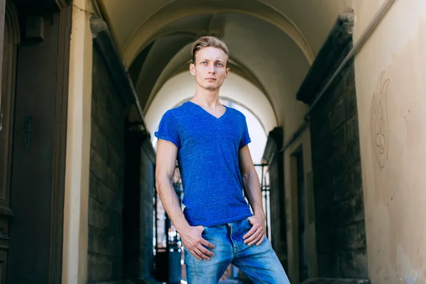 Attractive blue eyed, blond young man on the street — Stock Photo, Image