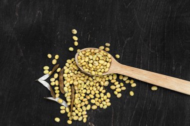 Soya fasulyesi pod, soya fasulye hasat soya fasulyesi ahşap bir arka plan üzerinde arka plan. rustik tarzı