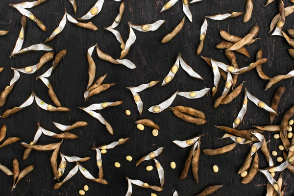 Σόγια pod, συγκομιδής φασολιών σόγιας στο παρασκήνιο σόγια σε ξύλινα φόντο. ρουστίκ στυλ — Φωτογραφία Αρχείου