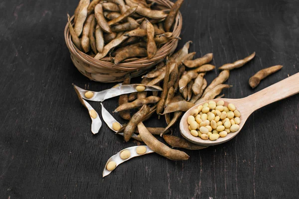 Baccello di soia, raccolta dello sfondo di soia Fagioli di soia su uno sfondo di legno. stile rustico — Foto Stock