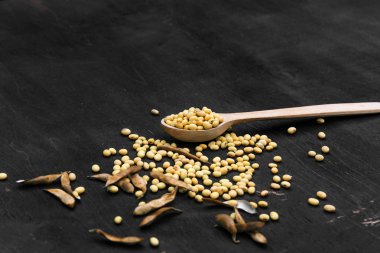 Soya fasulyesi pod, soya fasulye hasat soya fasulyesi ahşap bir arka plan üzerinde arka plan. rustik tarzı