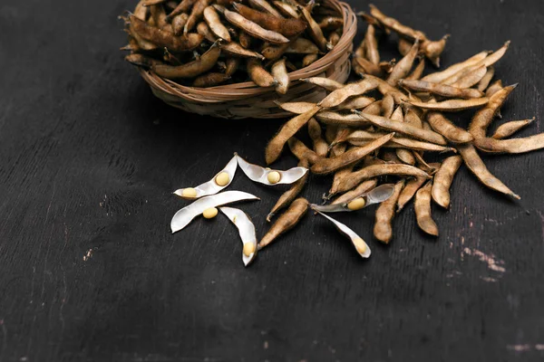 Σόγια pod, συγκομιδής φασολιών σόγιας στο παρασκήνιο σόγια σε ξύλινα φόντο. ρουστίκ στυλ — Φωτογραφία Αρχείου
