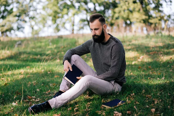 Sakallı adam bir kitap okuma — Stok fotoğraf