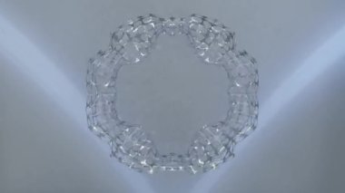 Ağ yapısına sahip metal gümüş soyut nesne, gümüş arkaplanda şeklini değiştiriyor. Gümüş, krom, çelik, paslanmaz çelikten yapılmış dairesel şekilli parlak bir nesne.,