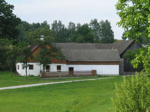 Folklorehütte in der österreichischen Landschaft — Stockfoto