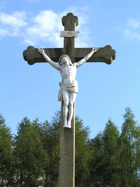 Cruz con Cristo en el bosque, paisaje rural —  Fotos de Stock