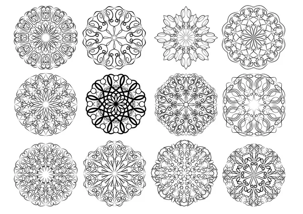 Verzameling van elegante kalligrafische circulaire lace ontwerpelementen in zwart-wit. Geometrische regelmatige sieraad samengesteld van swirly curven — Stockvector