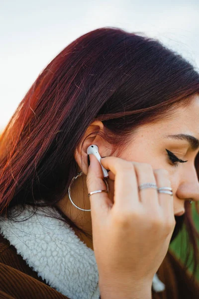 Teenager Strká Ucha Bílé Bezdrátové Ucho Zatímco Sedí Během Západu — Stock fotografie