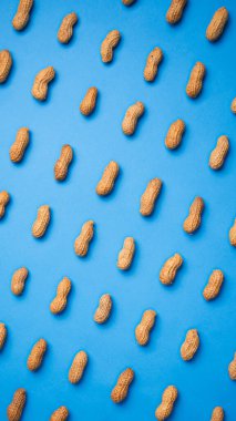 Mavi arka planda izole edilmiş fıstık deseni. Üst görünüm.