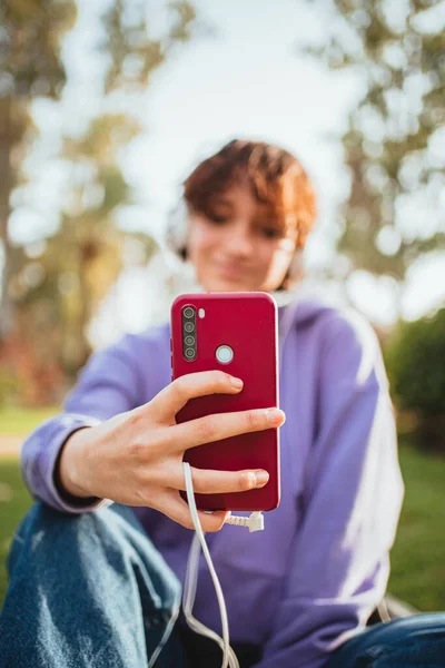 Detailní Záběr Mobilního Telefonu Zatímco Mladá Dívka Bere Selfie Parku — Stock fotografie