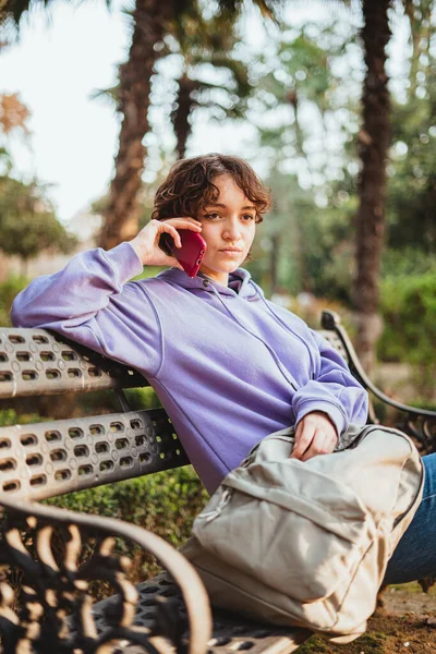 Adolescente Assise Sur Banc Parc Parlant Avec Ami Téléphone — Photo