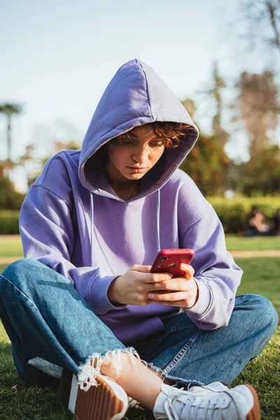 Nudný Teenager Používá Mobil Parku Sedí Trávě — Stock fotografie