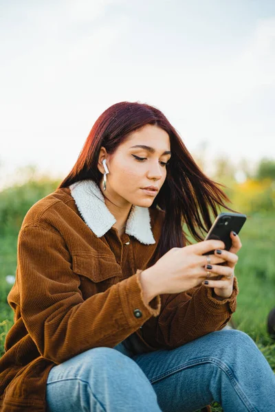 Teenager Dívka Chatování Přáteli Line Telefonu Zatímco Sedí Zelené Louce — Stock fotografie