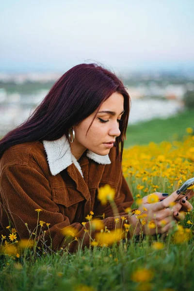 Teenager Dívka Dívá Svůj Chytrý Telefon Zatímco Ona Leží Trávě — Stock fotografie