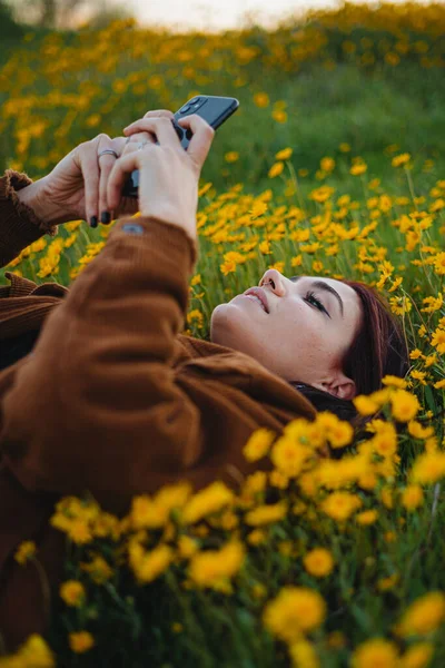 Teenager Dívka Relaxovat Během Západu Slunce Trávě Pokryté Květinami Ona — Stock fotografie