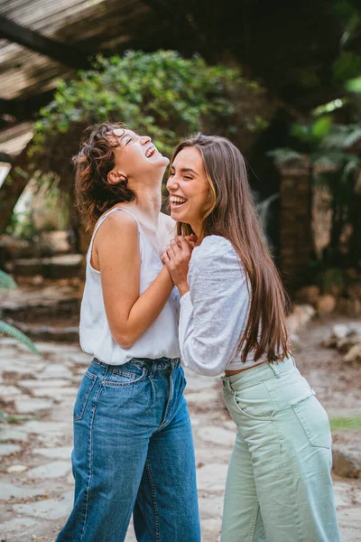 Twee Jonge Tiener Meisje Vrienden Lachen Omgeven Door Planten — Stockfoto