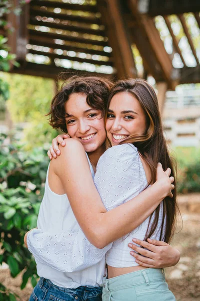 Deux Jeunes Adolescentes Embrassent Sourient Entourées Plantes — Photo