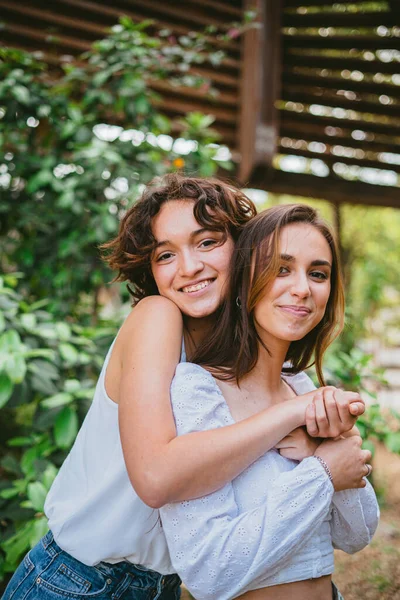 Deux Jeunes Adolescentes Embrassent Sourient Entourées Plantes — Photo