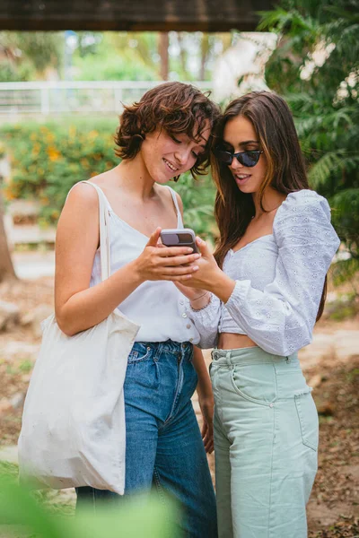 Dvě Usměvavé Puberťačky Dívají Mobil Používají Sociální Média — Stock fotografie