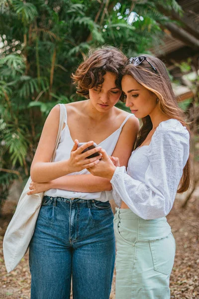 Dvě Puberťačky Dívají Mobil Jsou Přátelé Dívají Zprávu — Stock fotografie