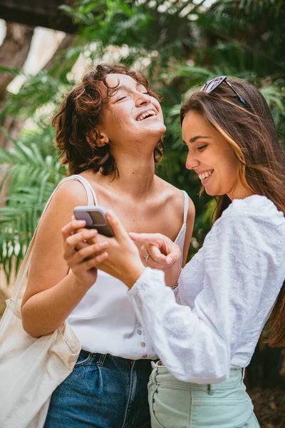 Дві Дівчини Підлітки Дивляться Вказують Мобільний Телефон Вони Сміються Говорять — стокове фото