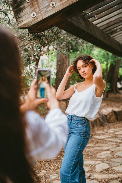 Une Adolescente Prend Une Photo Son Amie Avec Téléphone Portable — Photo