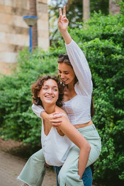 Mladá Žena Prasečích Zádech Jízda Svým Přítelem Parku Městě — Stock fotografie