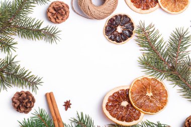 Kurumuş narenciye dilimleri, tarçın, anason, çam kozalakları ve köknar ağacı dallarıyla Noel kompozisyonu, üst görünüm kopyalama alanı